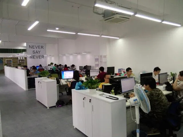 Luminous Wood-Like Plastic Gyro Children′s Toy Colorful Music Flash Electric Gyro